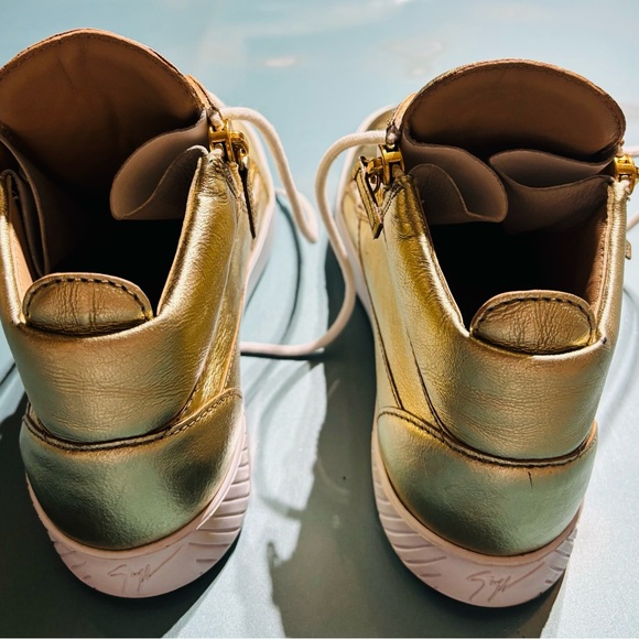 Mid-top lace-up sneakers in Gold leather with two side zips and rubber sole. - Picture 4 of 5